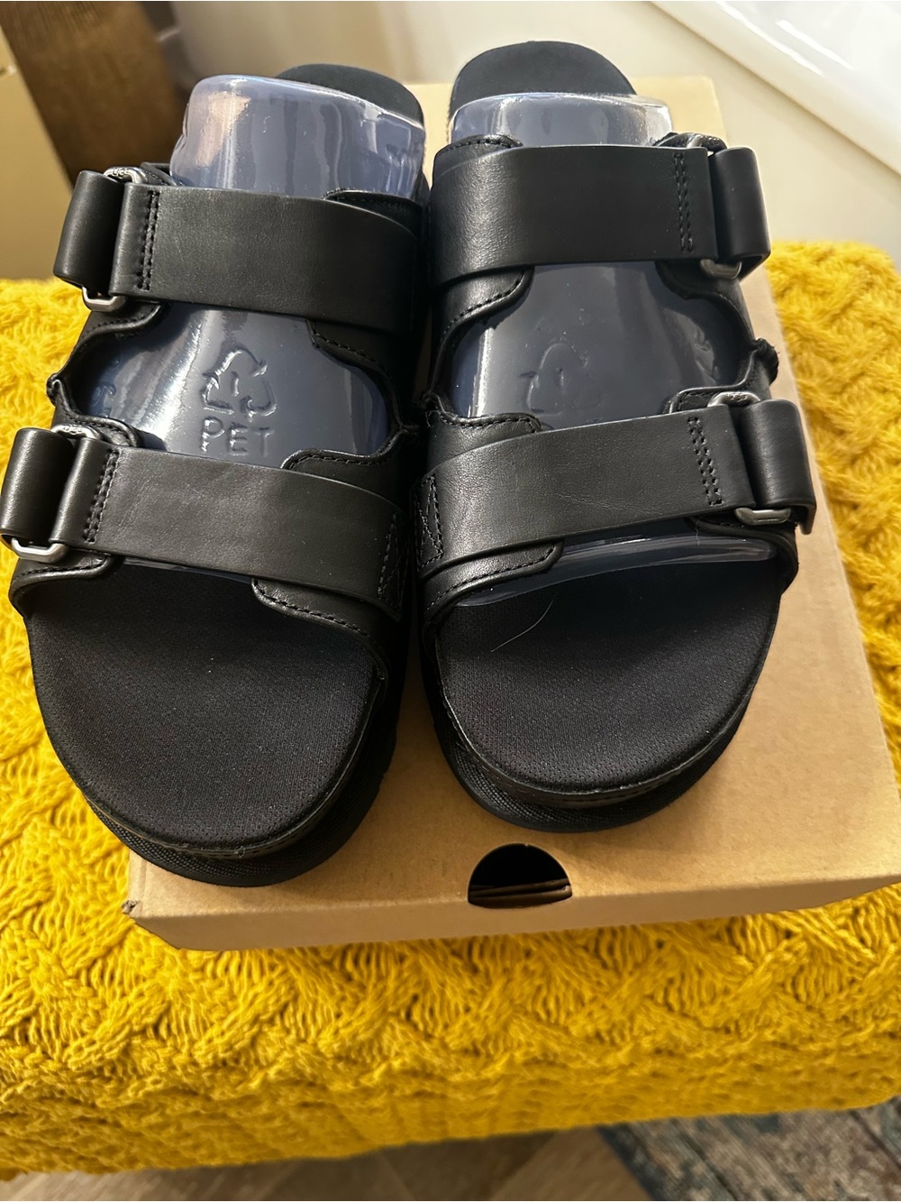 Ugg Golden Star NWOB - Picture 3 of 8